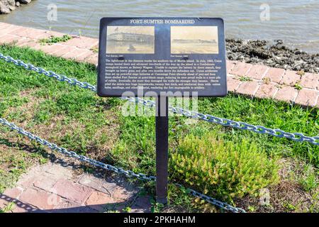 Un segno che descrive il bombardamento della Guerra civile al Fort Sumter National Monument a Charleston Harbor, South Carolina, USA. Foto Stock