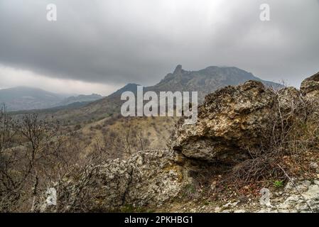 Paesaggio della riserva di Karadag in primavera. Vista sulle montagne, le rocce e la cresta nelle giornate nuvolose. Crimea Foto Stock