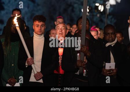 Roma, Italia. 07th Apr, 2023. Il Vicario di Roma, il Cardinale Angelo De Donatis, conduce la Via Crucis il Venerdì Santo per l'assenza di Papa Francesco. Migliaia di fedeli si affollarono fuori dal Colosseo di Roma per testimoniare le stazioni della Croce del Venerdì Santo, che per la prima volta nella storia di Francesco come Papa, non includevano la sua presenza a causa dei suoi problemi di salute. Credit: SOPA Images Limited/Alamy Live News Foto Stock