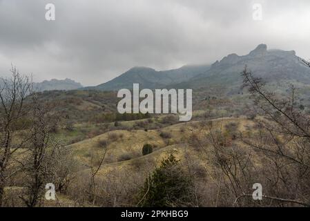 Paesaggio della riserva di Karadag in primavera. Vista sulle montagne, le rocce e la cresta nelle giornate nuvolose. Crimea Foto Stock