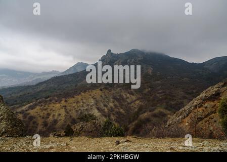 Paesaggio della riserva di Karadag in primavera. Vista sulle montagne, le rocce e la cresta nelle giornate nuvolose. Crimea Foto Stock