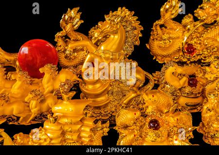 Statue d'oro cavalli mercato dell'artigianato Tempio buddista Wat Ratchanadbaram Bangkok Thailandia. Foto Stock