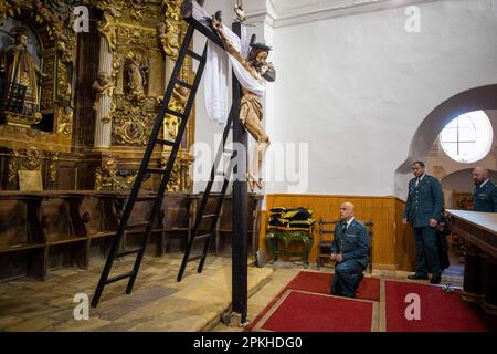 Sahagun, Spagna. 07th Apr, 2023. Una guardia civile si inchina all'immagine del Cristo articolato crocifisso, durante la messa della Santa sepoltura nella chiesa di San Lorenzo in Sahagun. (Foto di Luis Soto/SOPA Images/Sipa USA) Credit: Sipa USA/Alamy Live News Foto Stock