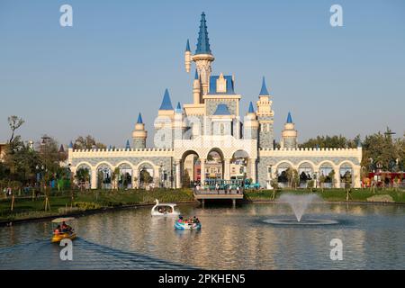 TASHKENT, UZBEKISTAN - 03 SETTEMBRE 2022: Il castello da favola nella città di intrattenimento di Magic City in un pomeriggio di settembre Foto Stock