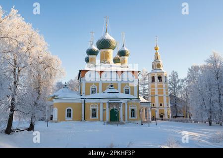 Vista dell'antica Cattedrale della Trasfigurazione (1713) in una gelida mattinata di gennaio. Uglich, regione di Yaroslavl. Anello d'oro della Russia Foto Stock