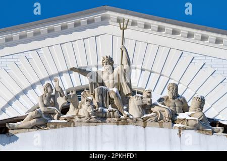 ST. PETERSBURG, RUSSIA - 02 APRILE 2022: Antica composizione scultorea 'Trionfo di Nettuno' sul frontone della costruzione di Exchange close-up Foto Stock