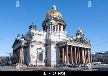 SAN PIETROBURGO, RUSSIA - 02 APRILE 2023: ST La Cattedrale di Isaac in un giorno di sole aprile Foto Stock