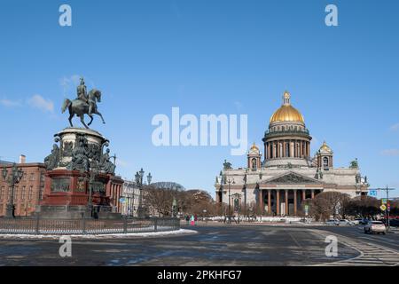 SAN PIETROBURGO, RUSSIA - 02 APRILE 2021: Soleggiato giorno di aprile su San Piazza Isaac Foto Stock