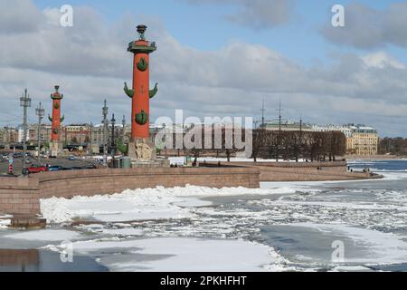 SAN PIETROBURGO, RUSSIA - 02 APRILE 2022: Spiedo dell'isola di Vasilyevsky in un giorno di sole aprile Foto Stock