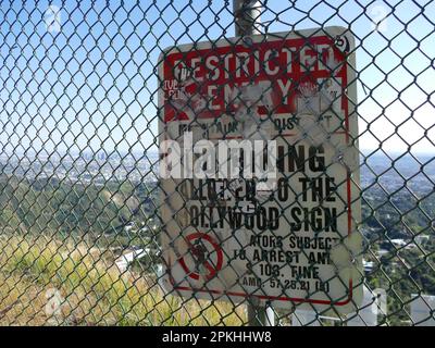 Los Angeles, Stati Uniti. 07th Mar, 2023. Cartelli di divieto, nessun sentiero per escursioni a Hollywood segno. Credit: Barbara Munker/dpa/Alamy Live News Foto Stock