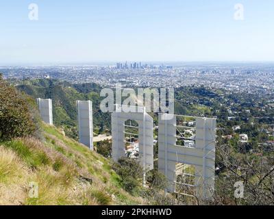 Los Angeles, Stati Uniti. 07th Mar, 2023. Particolare della scritta Hollywood e vista di Los Angeles. Credit: Barbara Munker/dpa/Alamy Live News Foto Stock