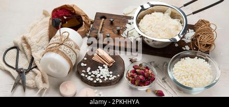 Set base per candele di cera di soia bianca naturale fatte in casa in vetro, stoppino, profumo. Idea per un hobby, il commercio. Fare candele trendy fai da te senza danni Foto Stock