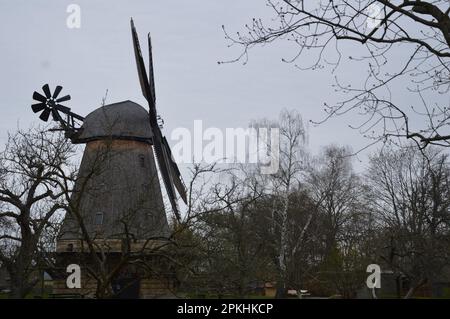 Berlino, Germania - 7 aprile 2023 - Britzer Mühle - Mulino a vento. (Foto di Markku Rainer Peltonen) Foto Stock