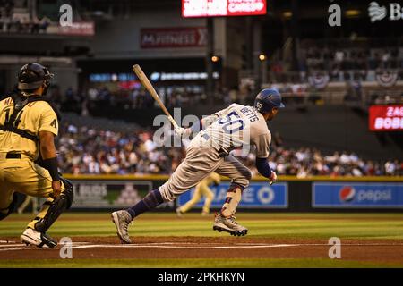 Los Angeles Dodgers fielder di destra Mookie Betts (50) raddoppia su una linea stretta di guida per Arizona Diamondbacks centro fielder Alek Thomas nei primi inni Foto Stock