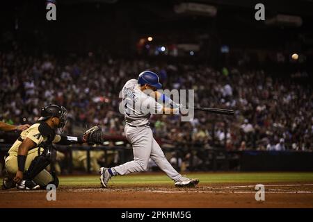 Il catcher dei Los Angeles Dodgers Auston Barnes (15) vola verso il centrocampista dell'Arizona Diamondbacks Alek Thomas nel secondo raduno di una ga da baseball della MLB Foto Stock