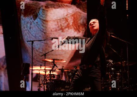 La cantante Dave Gahan della Depeche Mode si esibisce sul palco durante il "Memento Mori" Tour Foto Stock