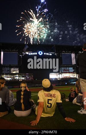 Il fielder del centro Arizona Diamondbacks Alek Thomas (5) guarda i fuochi d'artificio con la sua ragazza dopo una partita di baseball MLB contro i Los Angeles Dodgers A. Foto Stock