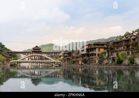 Il fiume principale e il ponte dell'antica città di Fenghuang in Hunan chiamato anche città di Phoenix. Foto Stock