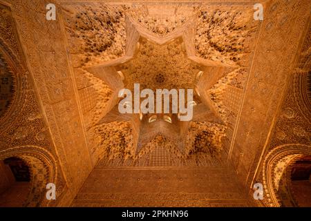 Muqarnas nella cupola e soffitto della Sala degli Abencerrajes nel Palazzo Nasrido. Strati mozzafiato di texture tessellanti forme, forme. Foto Stock