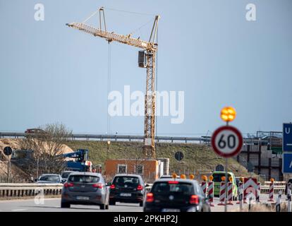 PRODUZIONE - 05 aprile 2023, Meclemburgo-Pomerania occidentale, Güstrow: Un ponte temporaneo in un cantiere di costruzione sulla strada statale 19 a sud di Rostock per sostituire il ponte autostradale demolito lì. Statisticamente, c'è una piccola o grande struttura di ponte per ogni chilometro di autostrada nel Meclemburgo-Pomerania occidentale. Questi vengono regolarmente ispezionati e classificati. (A dpa 'grado due per la maggior parte dei ponti autostradali in MV') Foto: Frank Hormann/dpa Foto Stock