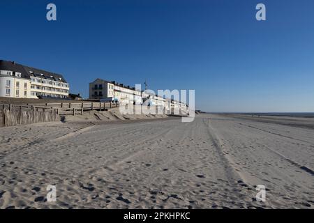 Vista sulla spiaggia e sul lungomare di Fort-Mahon-Plage, nel dipartimento della Somme di Hauts-de-France, nel nord della Francia. Bella serata di primavera soleggiata Foto Stock