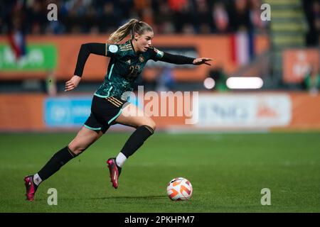 Sittard Geleen, Paesi Bassi. 07th Apr, 2023. Calcio, donne: Internazionali, Paesi Bassi - Germania, Fortuna Sittard stadio. Il marchio tedesco Jule gioca la palla. Credit: Marius Becker/dpa/Alamy Live News Foto Stock