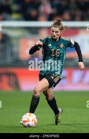 Sittard Geleen, Paesi Bassi. 07th Apr, 2023. Calcio, donne: Internazionali, Paesi Bassi - Germania, Fortuna Sittard Stadium. Il tedesco Tabea Wassmuth gioca la palla. Credit: Marius Becker/dpa/Alamy Live News Foto Stock