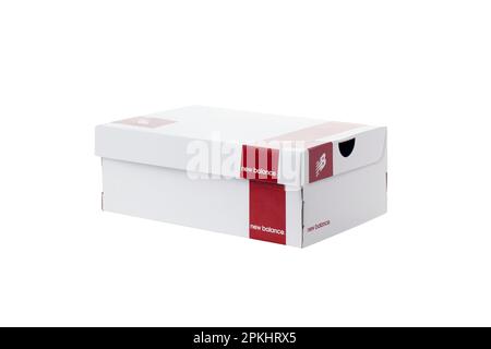 CHISINAU, MOLDOVA - 8 APRILE 2023: Nuove scarpe da ginnastica, scarpe da ginnastica e scarpe da ginnastica originali New Balance isolate su sfondo bianco. Con percorso a graffetta Foto Stock