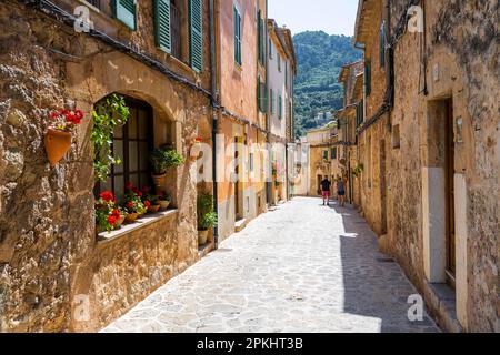 Vasi di fiori in vicolo con tipiche case in pietra, Fornalutx, Serra de Tramuntana, Maiorca, Isole Baleari, Spagna Foto Stock