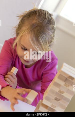 Ragazza (6), giocando con i blocchi di costruzione, Kiel, Germania Foto Stock