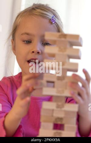 Ragazza (6), giocando con i blocchi di costruzione, Kiel, Germania Foto Stock