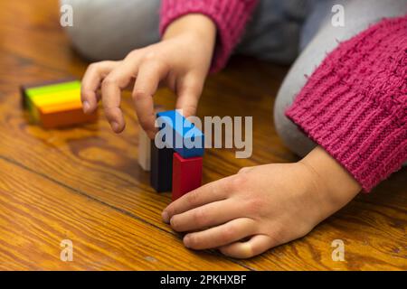 Ragazza (6), giocando con i blocchi di costruzione, Kiel, Germania Foto Stock