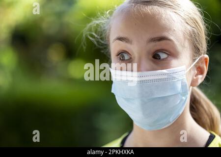 Ragazza (11) con protezione del naso, Kiel, Schleswig-Holstein, Germania Foto Stock