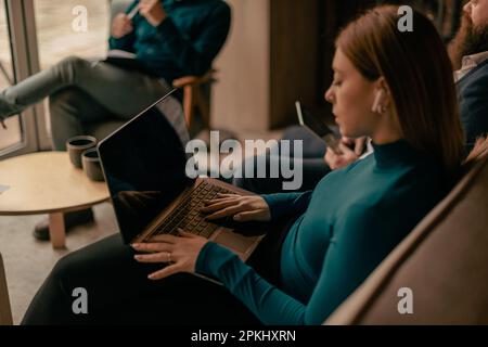 Donna d'affari Blonde che scrive nuove idee di affari sul lap top. Primo piano Foto Stock