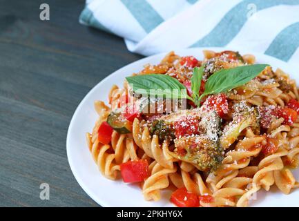 Deliziosa pasta al Fusilli appena cotta in salsa di pomodoro sul tavolo da cucina Foto Stock