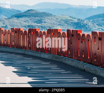 Bilbao, Spagna - 4 aprile 2023: Viste attraverso la città di Bilbao da Mirador de Artxanda Foto Stock