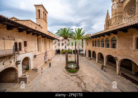 Vista sul cortile interno, cortile del Palazzo reale, Palazzo reale la Almudaina, Palau Reial de lAlmudaina, Palma di Maiorca, Maiorca, Baleari Foto Stock