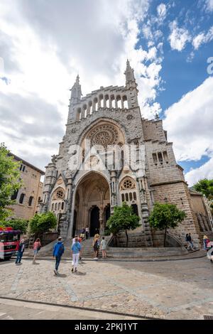 Piazza Placa de la Constitucio con la chiesa di Parroquia de Sant Bartomeu de Soller, Soller, Maiorca, Spagna Foto Stock
