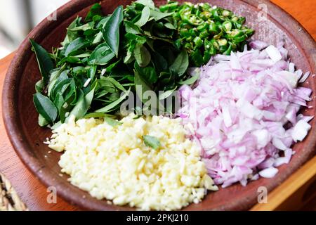 Cipolla, aglio, peperoncino, foglie di curry, ingredienti per la cucina tipica dello Sri Lanka, curry, Thotupola Residence, Kandy, Sri Lanka Foto Stock