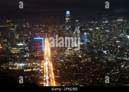 San Francisco, Stati Uniti. 07th Apr, 2023. Lo skyline di San Francisco di notte. San Francisco è una delle città più importanti degli Stati Uniti d'America, è un centro economico, tecnologico e dei trasporti per collegare il mondo. Inoltre, milioni di persone visitano San Francisco ogni anno. Il centro di San Francisco è uno dei luoghi più rappresentativi della città e lo skyline notturno di San Francisco è molto bello. Credit: SOPA Images Limited/Alamy Live News Foto Stock