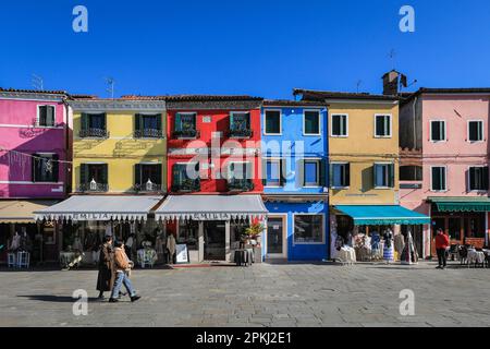 Case colorate sotto il sole dell'Isola di Burano, in Via Baldassarre Galuppi, Venezia, Veneto, Italia Foto Stock