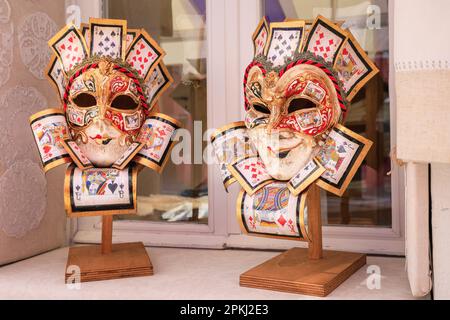 Venezia maschere carnevale in elaborato stile barocco tradizionale con tema carte, Venezia, Italia Foto Stock