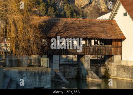 Interlaken, Svizzera, 10 febbraio 2023 storico ponte in legno sul fiume Aare nel centro della città Foto Stock