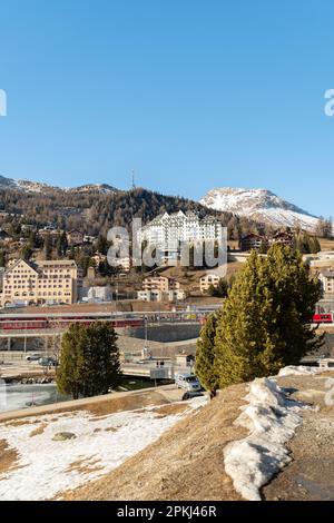 Saint Moritz, Svizzera, 21 febbraio 2023 Vista panoramica sul centro della città con un fantastico paesaggio alpino Foto Stock