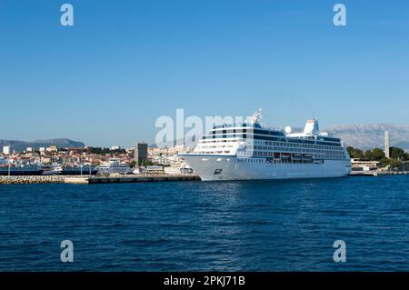 Spalato, Croazia - 12 maggio 2022: Nave da crociera nel porto di Spalato, Croazia, lungomare, vista dal mare Foto Stock