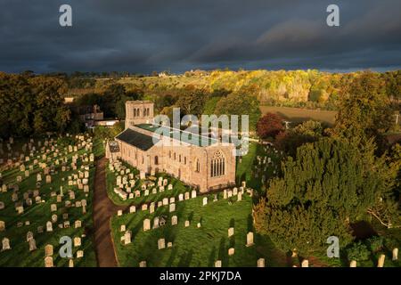 La chiesa parrocchiale, la chiesa di St Cuthberts in uno dei villaggi più settentrionali dell'Inghilterra Norham, accanto al fiume Tweed, al confine anglo-scozzese Foto Stock