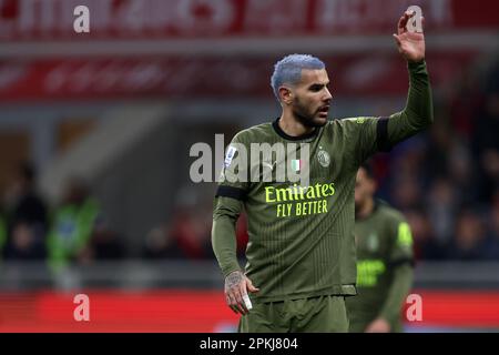 Milano, Italia. 07th Apr, 2023. Theo Hernandez di AC Milan gesta durante la Serie Una partita di calcio tra AC Milan e Empoli FC allo Stadio Giuseppe Meazza il 7 aprile 2023 a Milano. Credit: Marco Canoniero/Alamy Live News Foto Stock