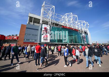 Vista generale dei tifosi che si trovano all'interno dello stadio prima della partita della Premier League a Old Trafford, Manchester. Data immagine: Sabato 8 aprile 2023. Foto Stock