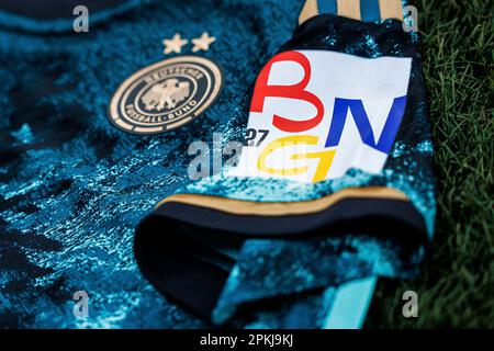Firo: 07.04.2023, calcio, calcio, amichevole DFB femminile internazionale partita nazionale nazionale squadra Olanda - Germania la maglia della nazionale tedesca femminile con il 'Breaking New Ground' patch per la candidatura ad ospitare la Coppa del mondo 2027 in Belgio, Germania e Paesi Bassi. Foto Stock