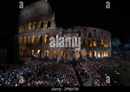 Roma, Italia, 7 aprile 2023. Il Cardinale italiano, Vicario Generale di Roma, Angelo De Donatis conduce la Via Crucis il Venerdì Santo per l'assenza di Papa Francesco. Maria Grazia Picciarella/Alamy Live News Foto Stock